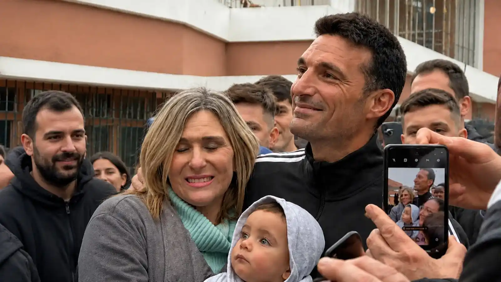 Lionel Scaloni regresó a Pujato y todo el pueblo salió a darle las gracias por la excelente campaña al frente de la Selección.