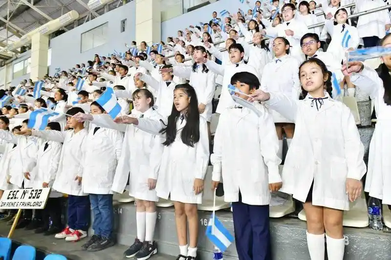 El gobernador Insfrán encabezó 
los actos por el Día de la Bandera