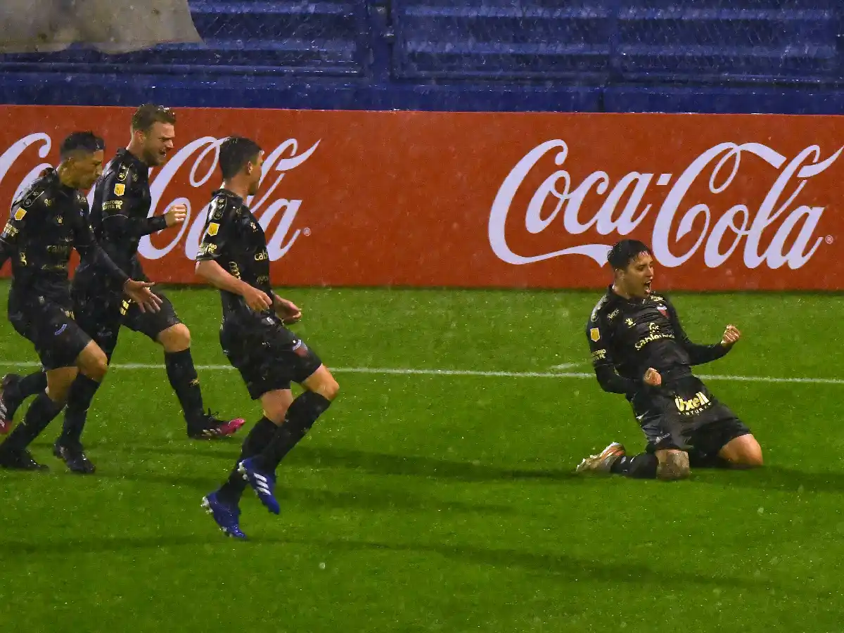 Colón derrotó a Vélez en Liniers