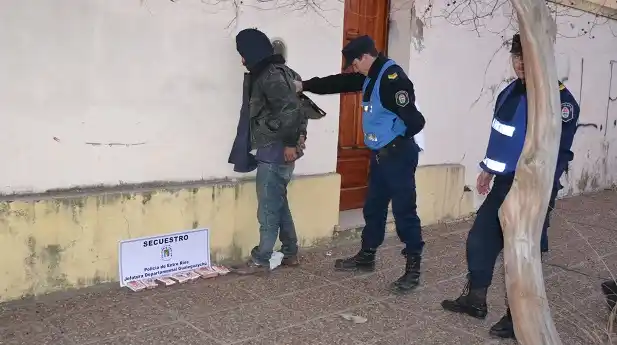 Se robó siete paquetes de salchichas de un súper chino y lo atraparon