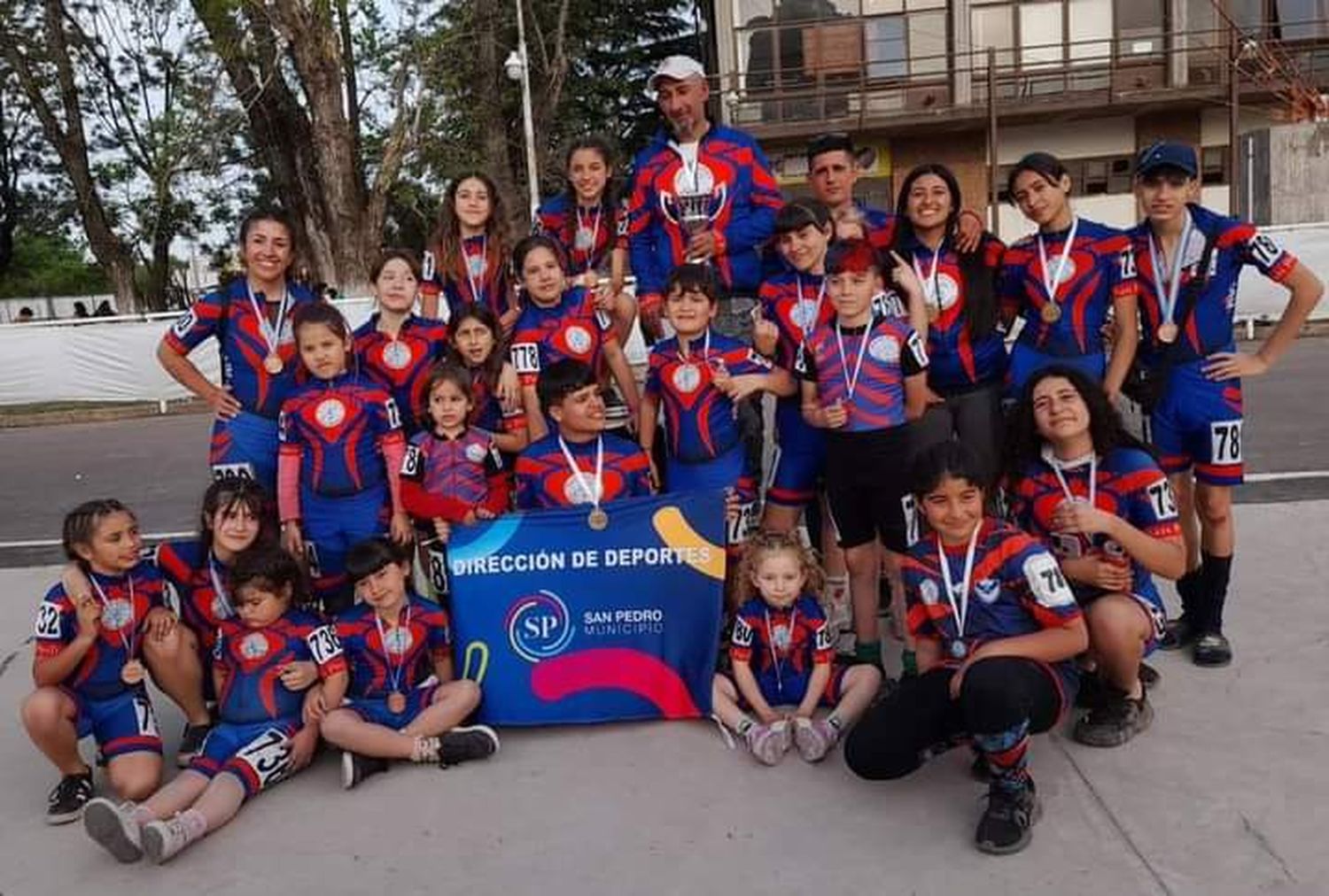 Alicia felicita al equipo de patín carrera de Huincaló por su campeonato