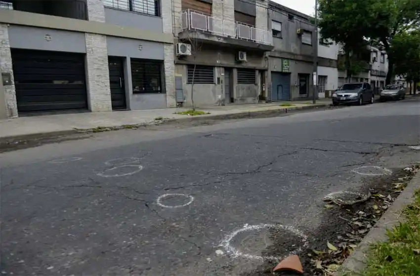 Dos bandas se enfrentaron a los tiros en zona sur y un conocido cantante de trap quedó detenido