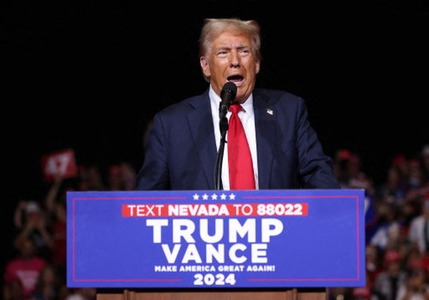 Trump vuelve a ARREMETER CONTRA LOS MIGRANTES los acusa de «infectar» EE.UU.