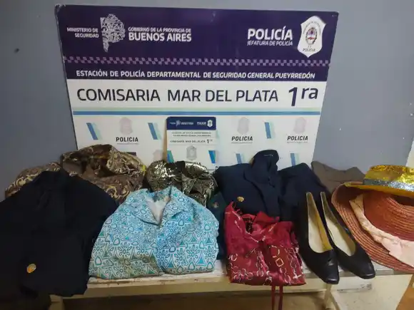 Llevaba una bolsa con disfraces: no venía de una fiesta, los había robado