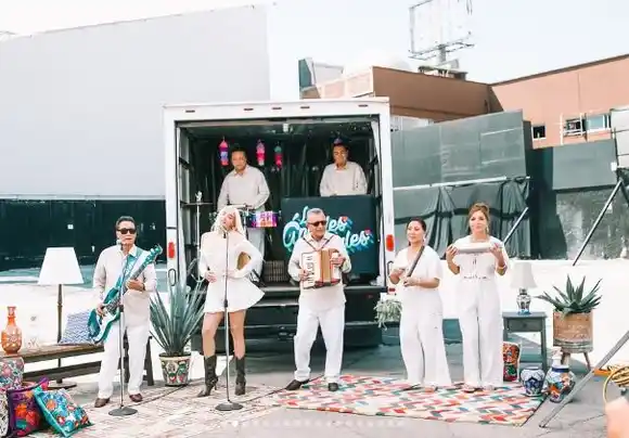 ‘CARTERAS CHINAS’: La pegajosa colaboración musical de Elena Rose, Camilo y Los Ángeles Azules (Video)