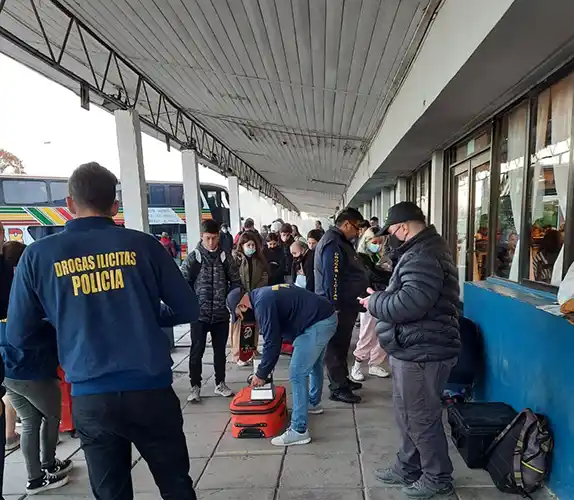 Secuestraron drogas en poder de pasajeros recién llegados