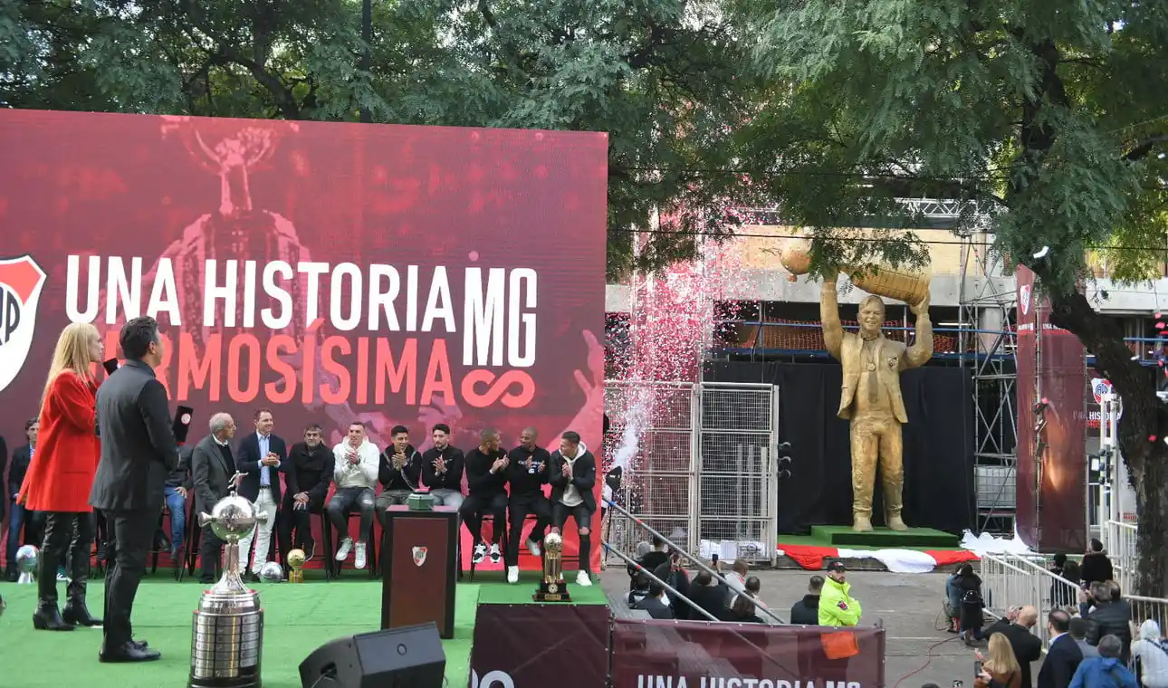 El detalle de la estatua de Gallardo que revolucionó las redes y generó memes