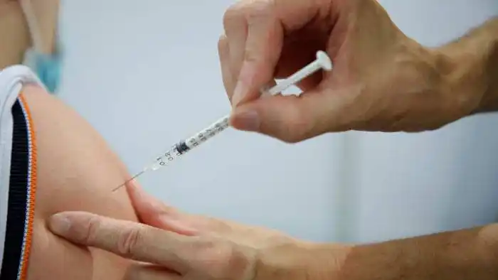 Los especialistas consideran "adecuados" los anuncios de refuerzo y tercera dosis