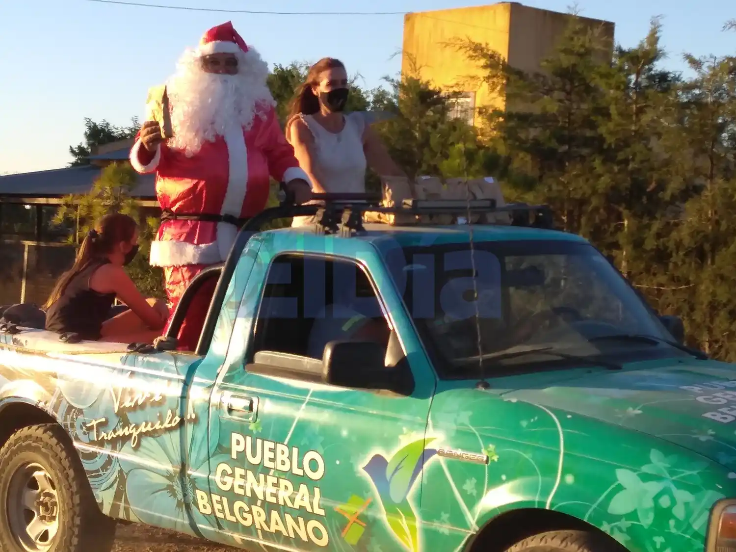 Papa Noel llegó a Pueblo Belgrano: regaló golosinas a todos los niños