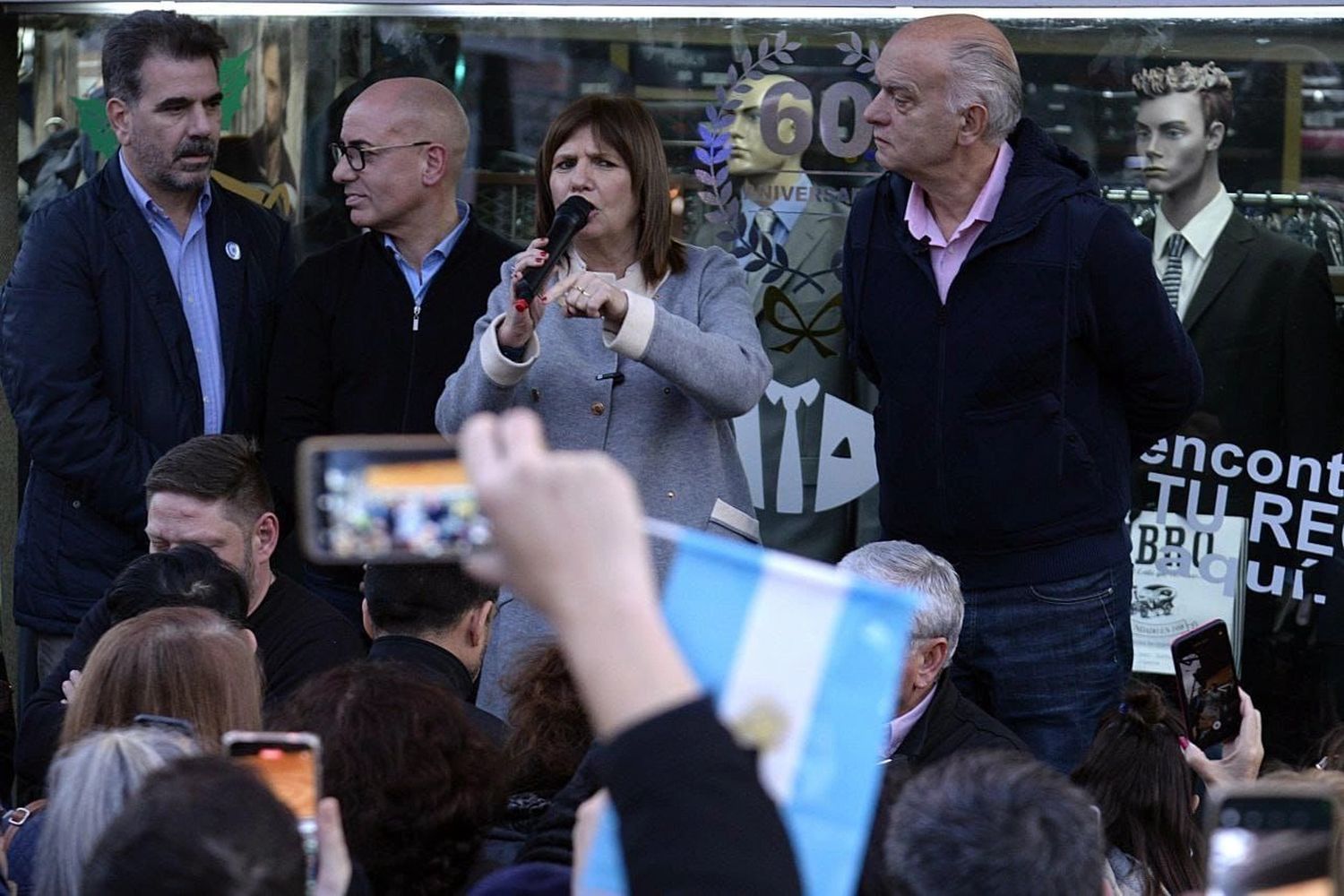 Patricia Bullrich recorrió Tres de Febrero e insistió con su "cambio de programa fuerte" que "no será para tibios"