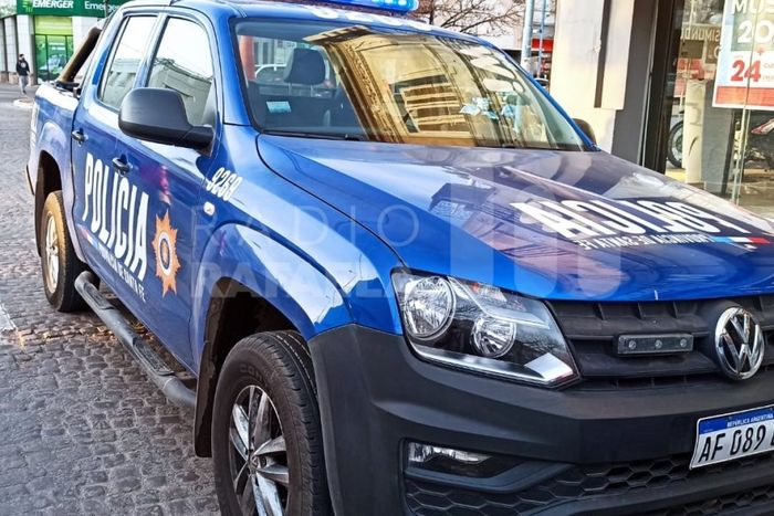 La policía se acercó para ayudar a la joven madre y su bebé