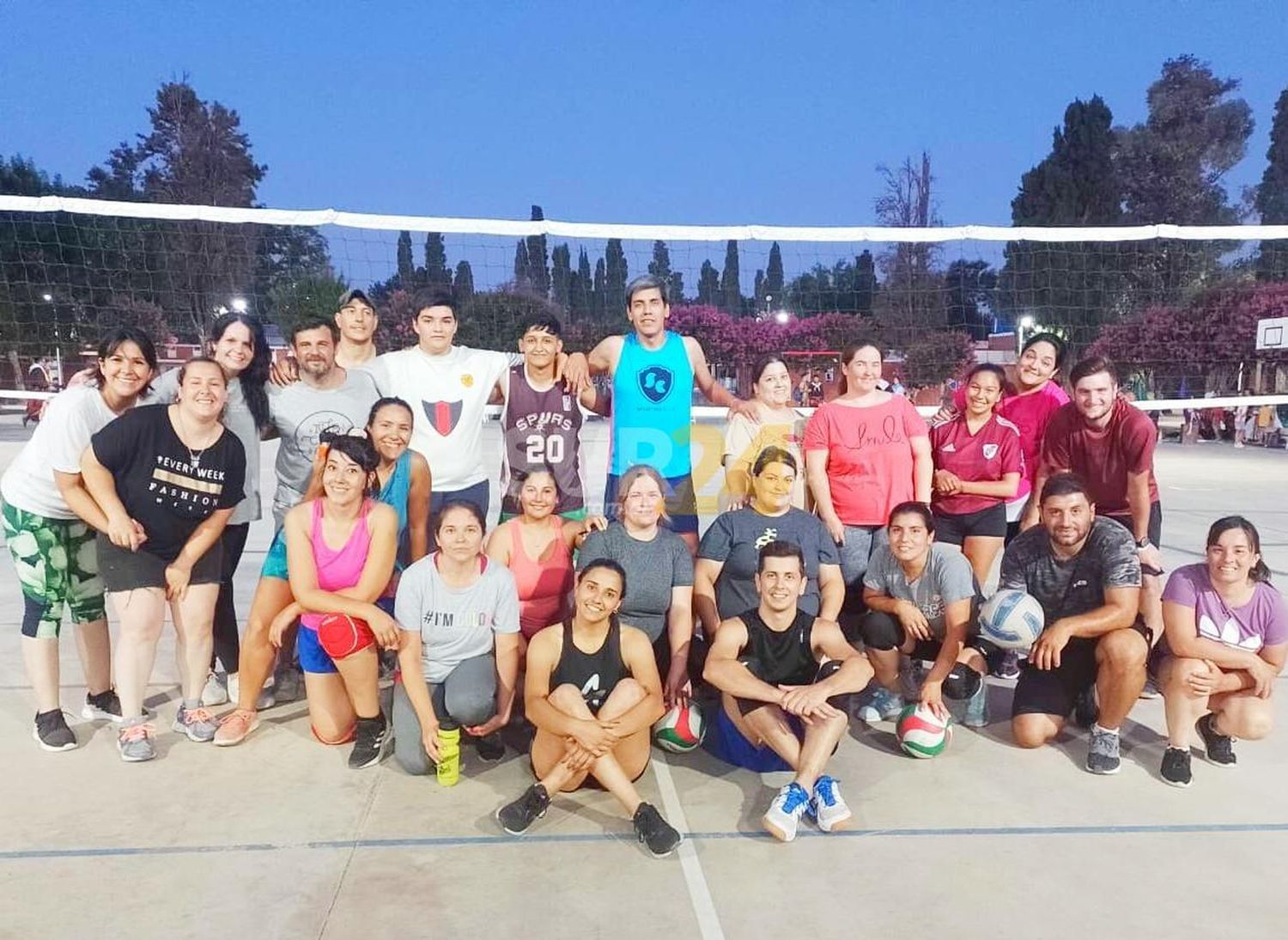 Voley mixto recreativo en el playón del Parque Municipal