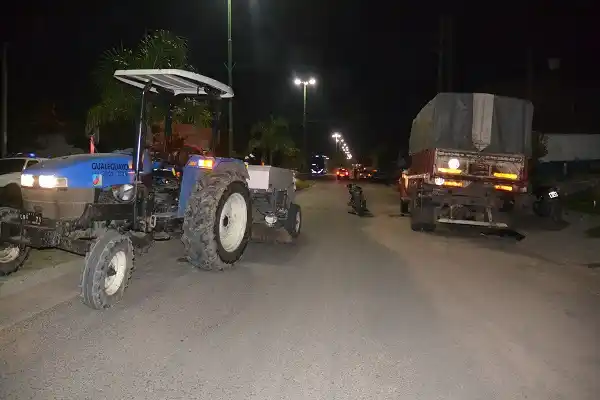Motociclista chocó contra la rueda de un tractor y terminó fracturado 