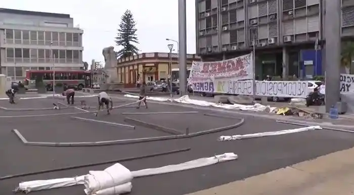 Docentes instalaron la carpa blanca frente al CGE