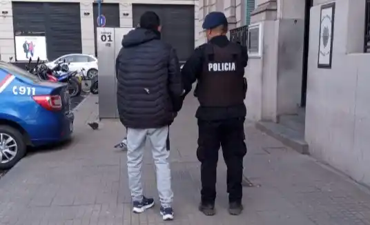 El hombre fue trasladado a sede policial, donde quedó a disposición del Ministerio Público de la Acusación por tenencia ilegítima de arma de guerra.