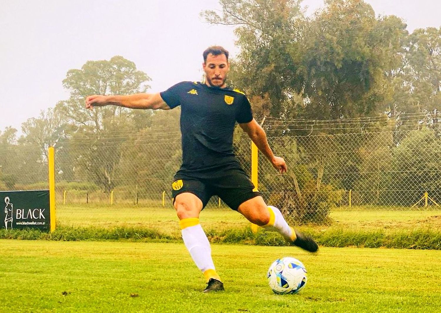 Nicolás Igartúa, uno de los que siguen en el mediocampo aurinegro.