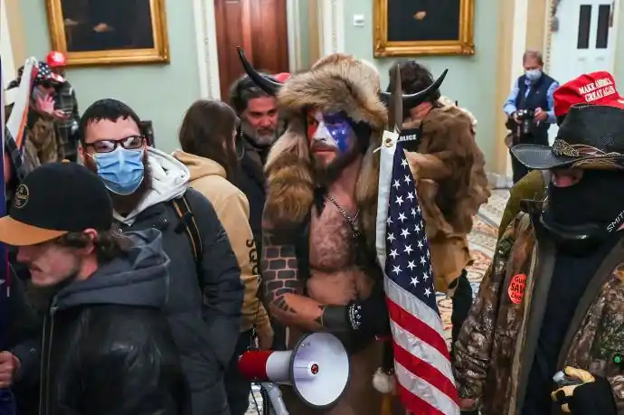 Jacob Chansley, durante la toma del Capitolio.