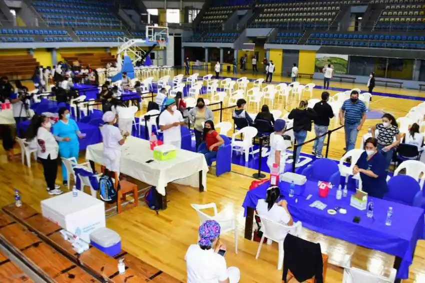 Más adolescentes con factores de riesgo frente al coronavirus fueron vacunados ayer