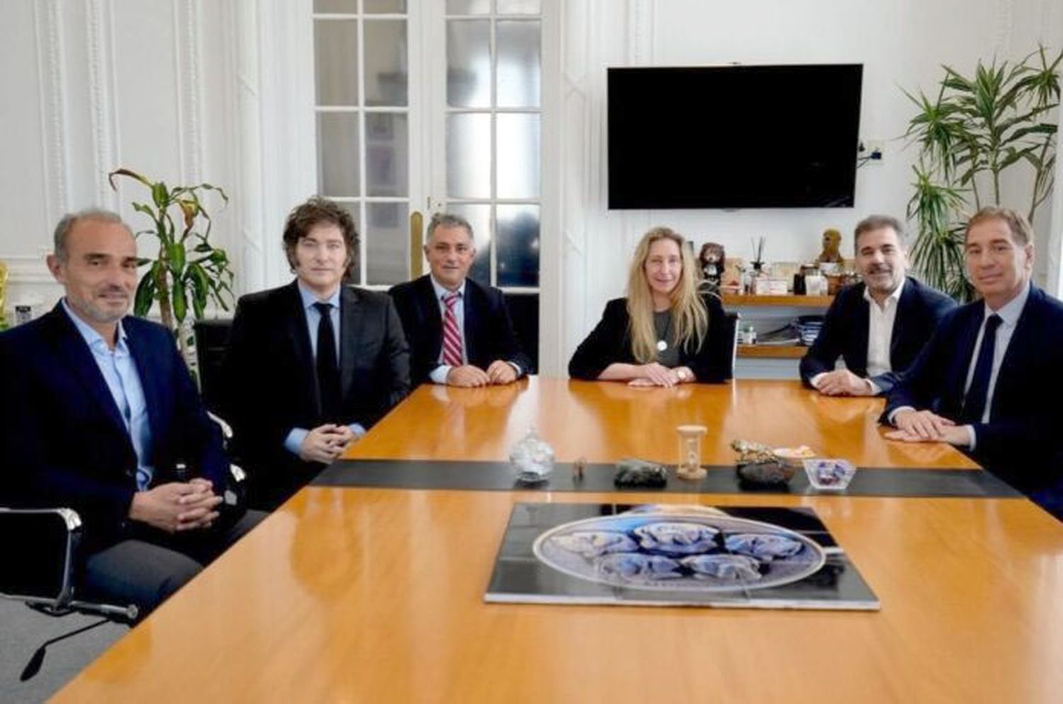 El presidente Javier Milei con referentes de la LLA y del PRO, como Cristian Ritondo.