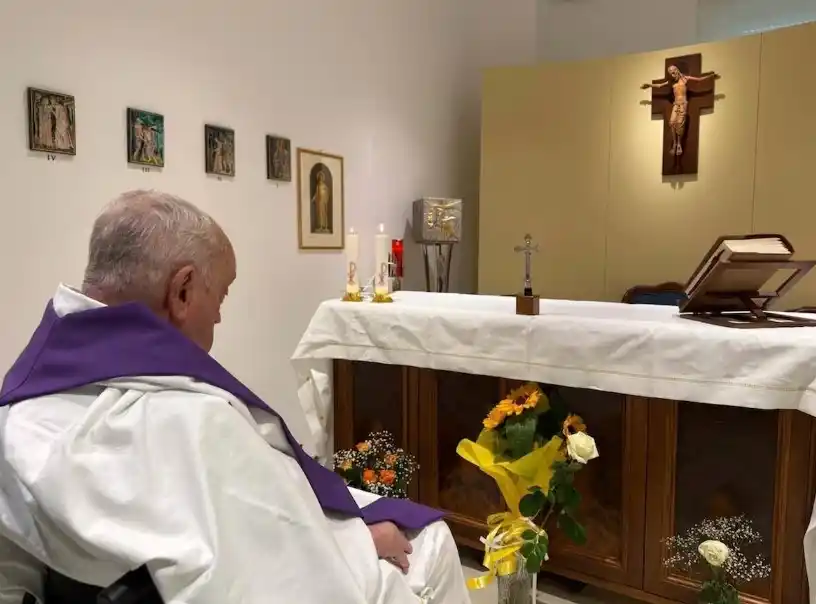 En la imagen, distribuida por la Oficina de Prensa del Vaticano, Francisco oficia una misa en su capilla privada en el hospital Agostino Gemelli en Roma, el 16 de marzo de 2025.