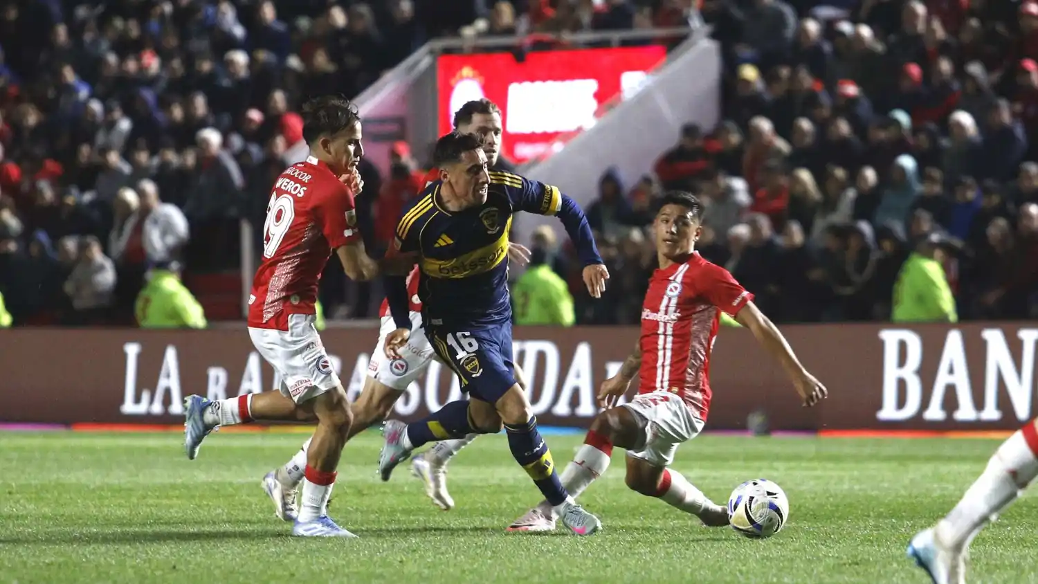 Un intento de Merentiel, entre Viveros y Lozano.