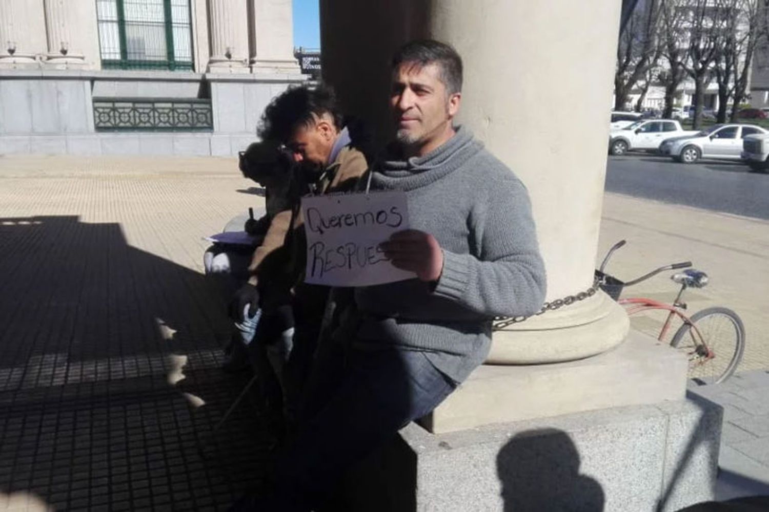Tandil: Referente social se encadenó al municipio