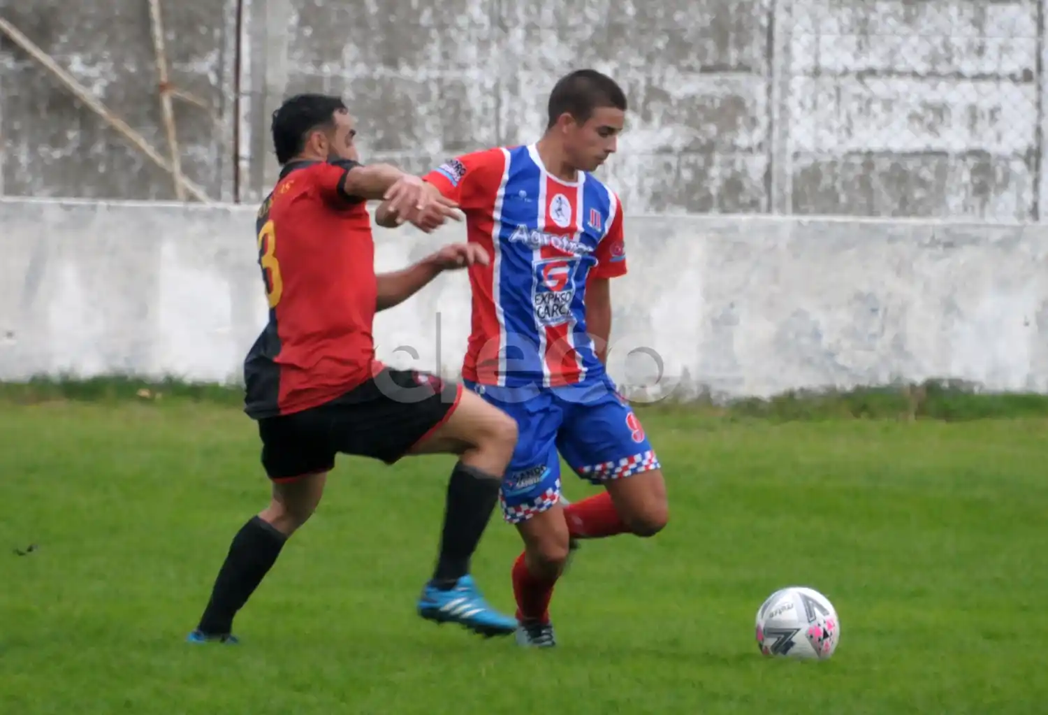 Toledo sale al cruce ante Devesa.