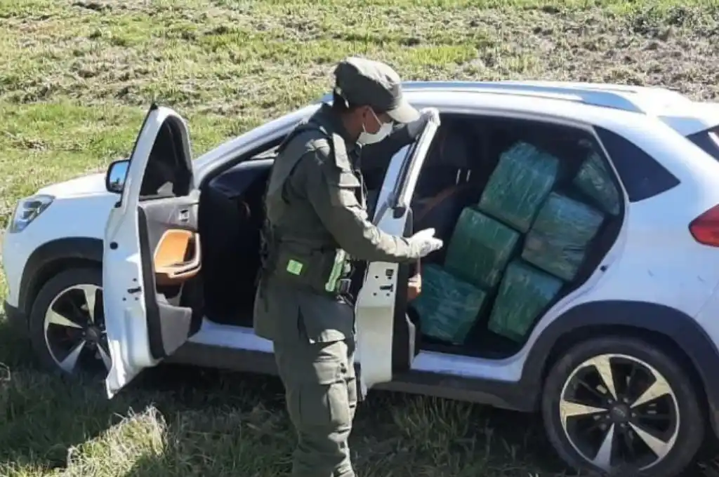 Abandonan un auto con más de media tonelada de marihuana al toparse con un control