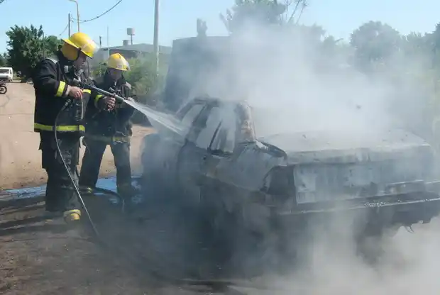 Las llamas devoraron el auto de un hombre de 82 años