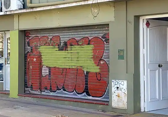 Una joven denunció que fue abusada en una peluquería y se desconoce el paradero del presunto agresor