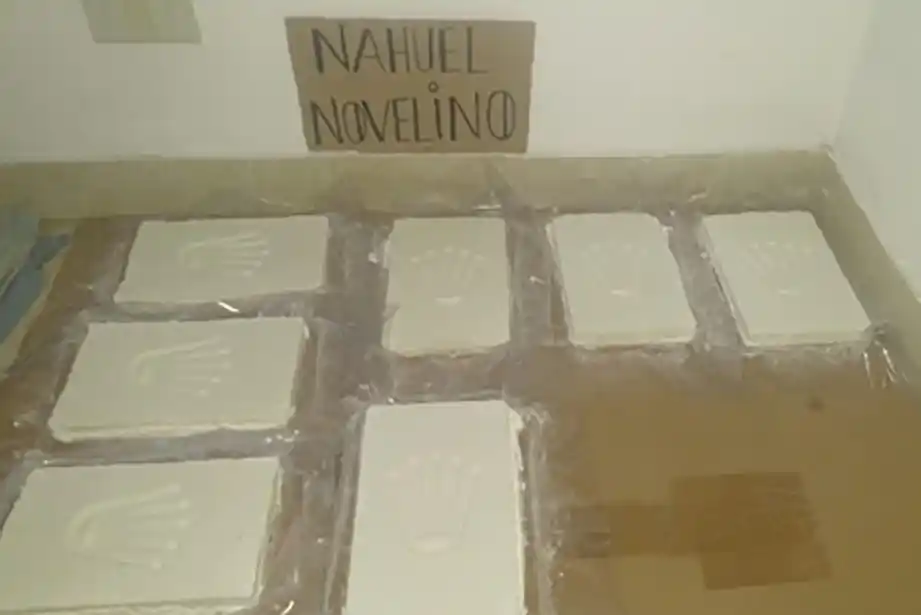 En uno de los chats recuperados apareció una foto de siete ladrillos de cocaína con el nombre del líder de la banda narcocriminal. Foto: Unidad Fiscal Rosario.