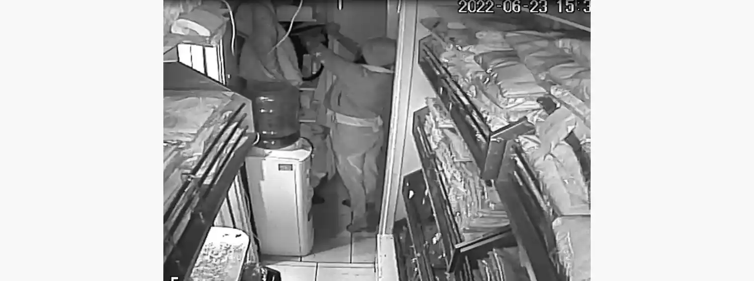 Una pareja ingresa a los locales de Güemes, roban y estafan