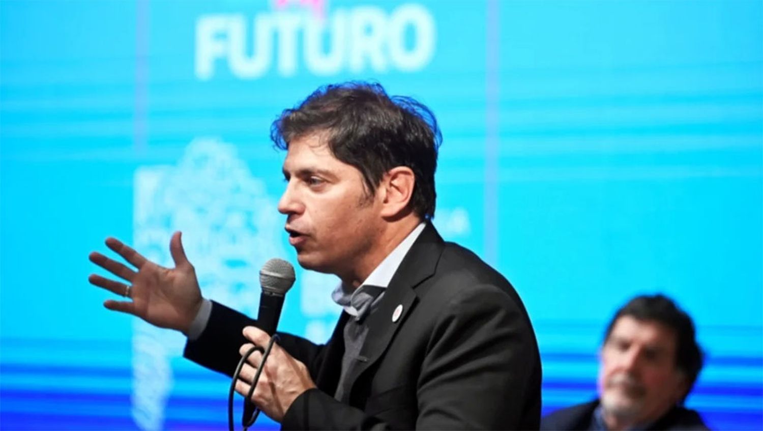 Kicillof creó el fondo para que los municipios otorguen suma fija a los trabajadores