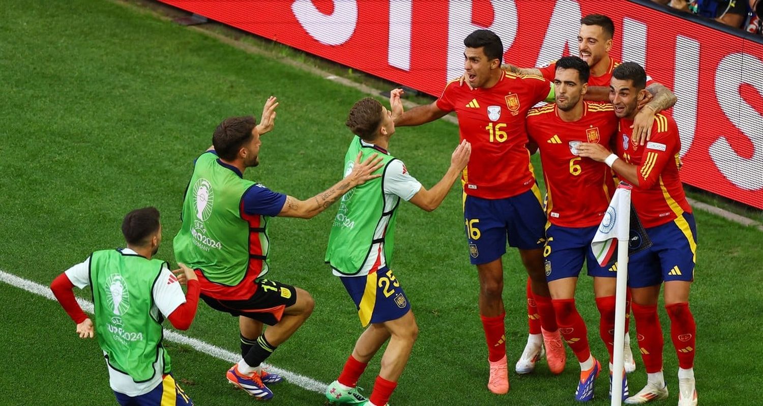 Mikel Merino desató la euforia roja con el 2 a 1 sobre la hora. Crédito: Reuters