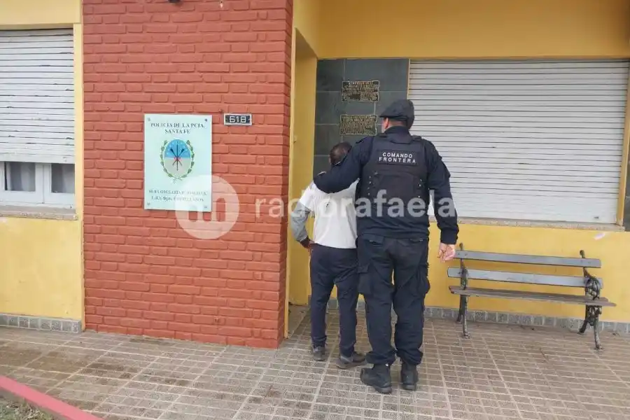 Los atraparon en la escena del crimen: intentaban robarse rieles del ferrocarril