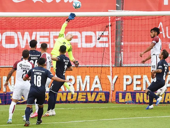 Sebastián Sosa volvió a ser el héroe del “Rojo”