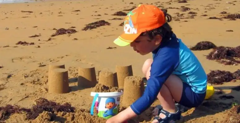 La importancia de preservar a los niños del sol.