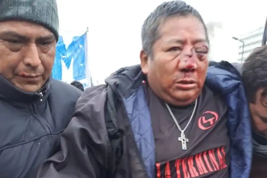 Alrededor de medio centenar de heridos, uno de gravedad, y al menos 17 detenidos fue el saldo tras los incidentes que se produjeron hoy en las inmediaciones de la Legislatura en la provincia de Jujuy.