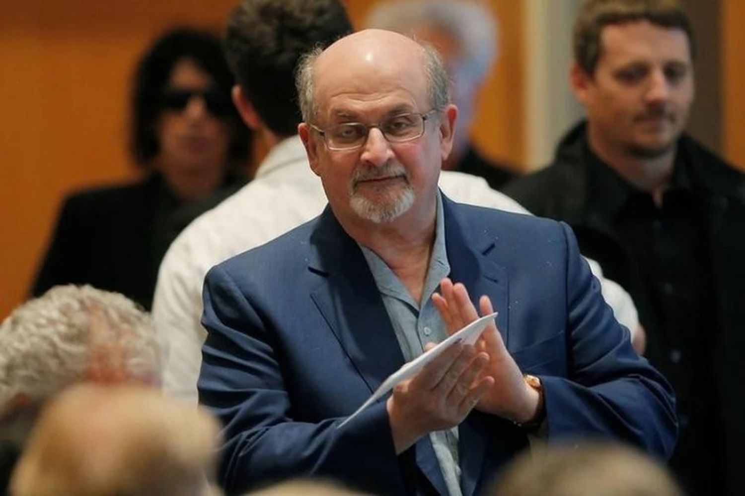 Salman Rushdie perdió un ojo y la movilidad de una mano tras el atentado