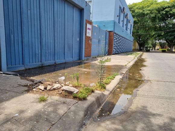 Reclamos por pérdida de agua en la vereda de INTA : “Hace dos años que está así”