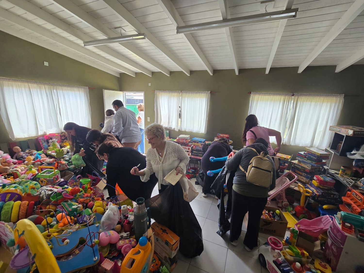 Realizaron una nueva entrega de juguetes en el marco de Tandil Solidario Abriga Fiestas