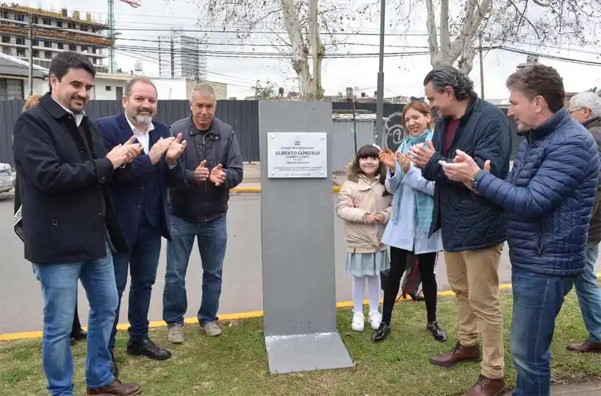 En homenaje al reconocido periodista rosarino, una plaza se llama Alberto Gonzalo