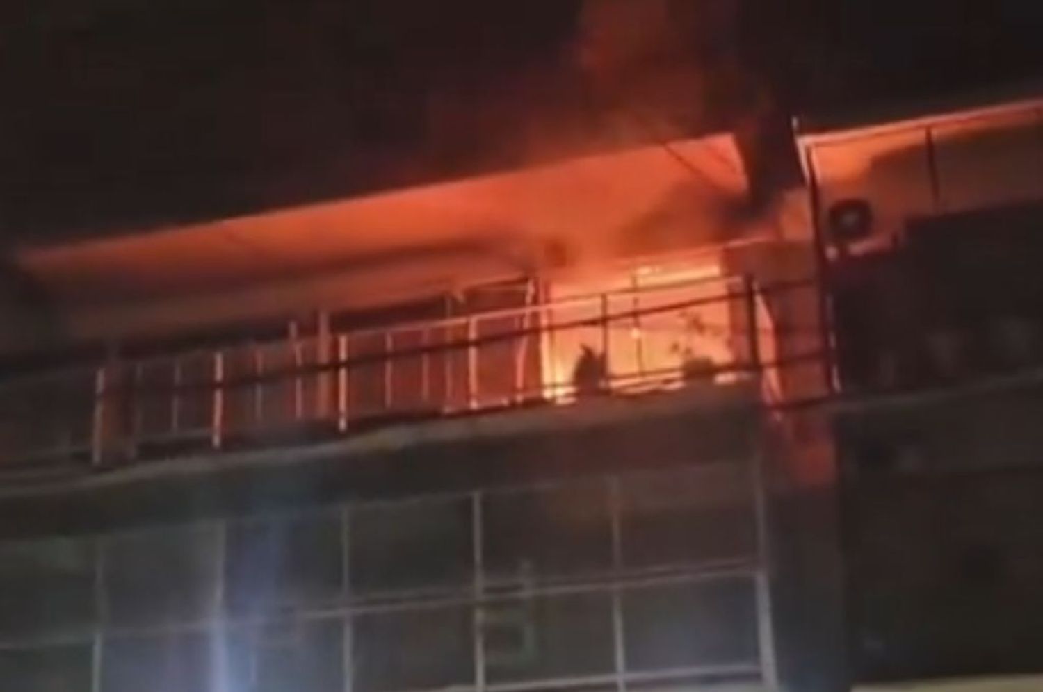 Voraz incendio en un edificio de Caballito: rescataron a siete personas, entre ellas, una mujer de 102 años