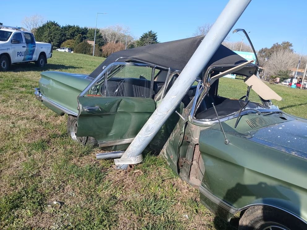 Viajó de Mar del Plata a Mar del Tuyú para comprar un Falcon verde por USD 10 mil y lo chocó al regresar en Ruta 11