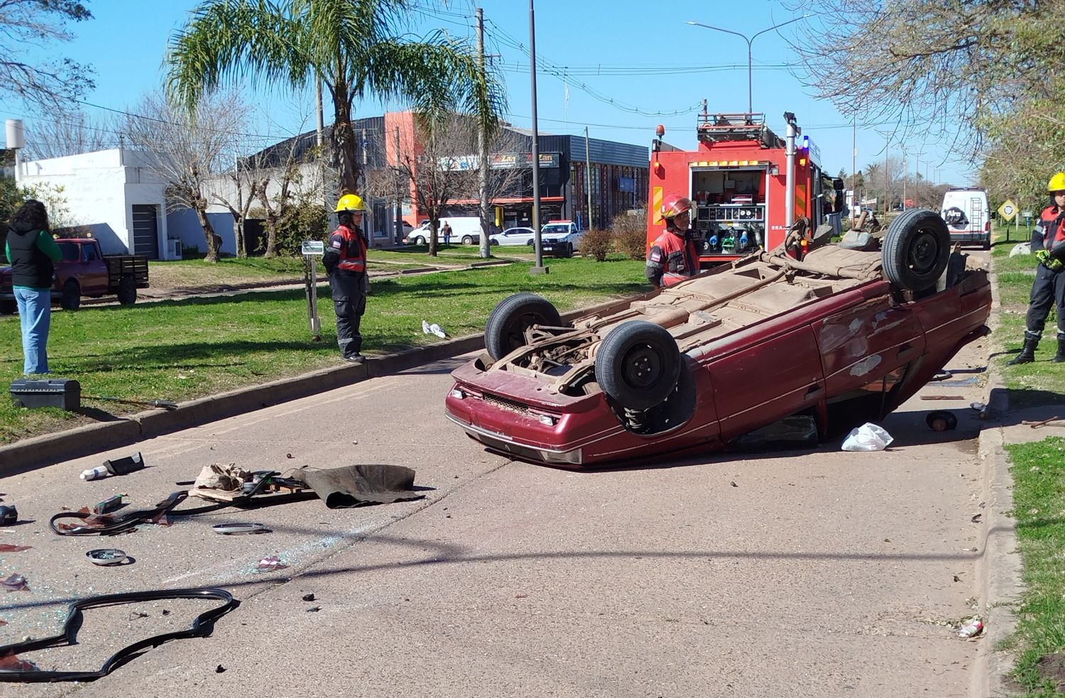 Lo chocaron de atrás y terminó dado vuelta: impactante vuelco de un auto en Urdinarrain