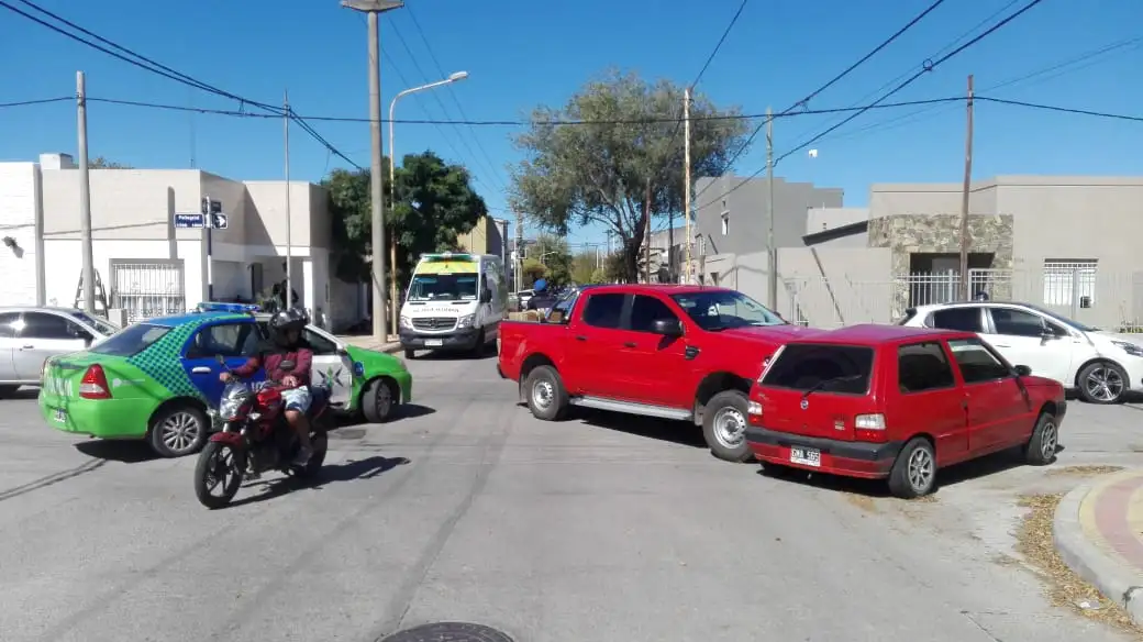 Una camioneta embistió a un auto en Pellegrini y Moreno