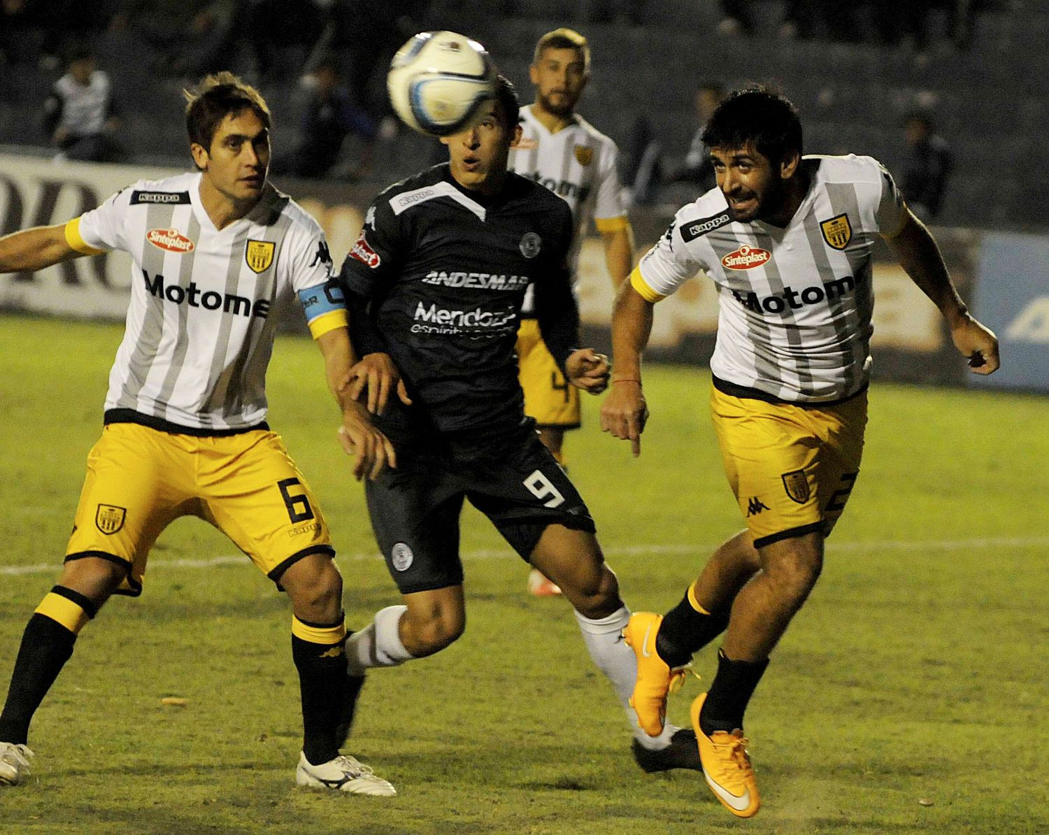 Santamarina ganó por séptima vez seguida y se afirma en la punta