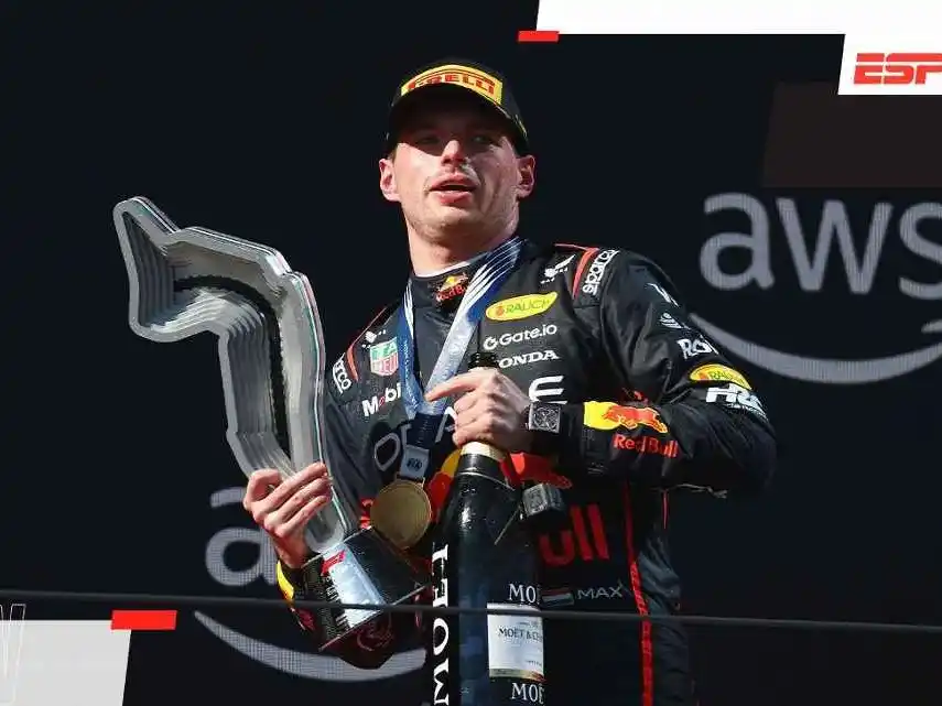 El neerlandés construyó su triunfo en el GP de Emilia-Romagna con una maniobra de antología sobre Oscar Piastri para volver a vencer justo en la carrera 400 del equipo austríaco.