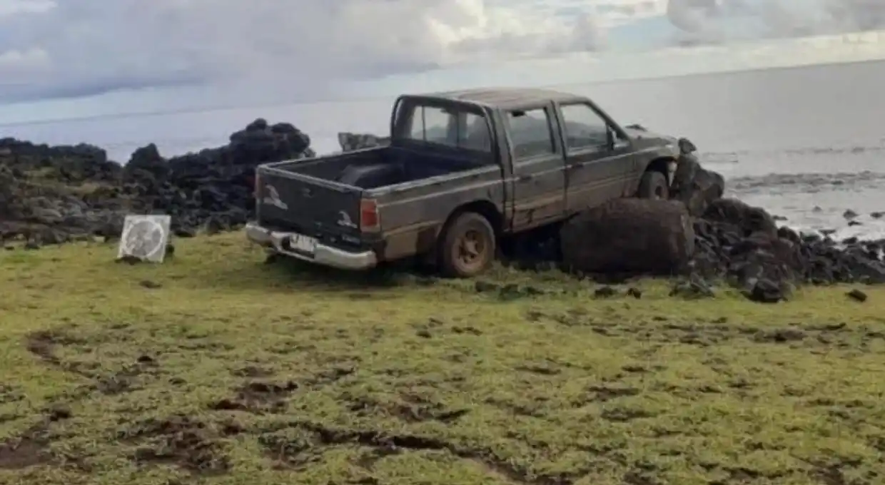 Un turista atropello varios moai de la Isla de Pascua