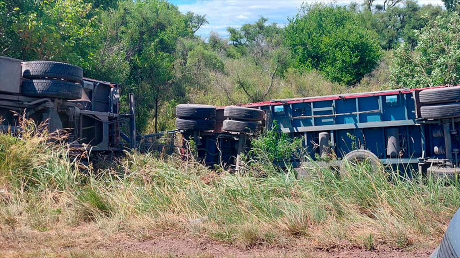 Volcó un camión de Aldea San Antonio tras sufrir un desperfecto mecánico